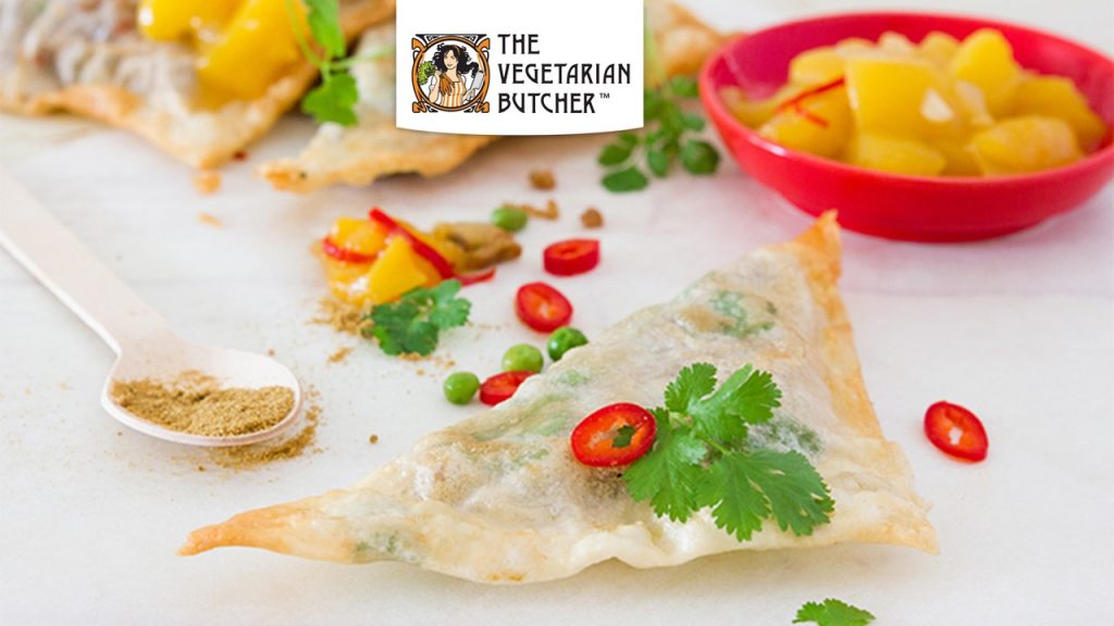 Samosa se zeleným hráškem a veganským mletým
