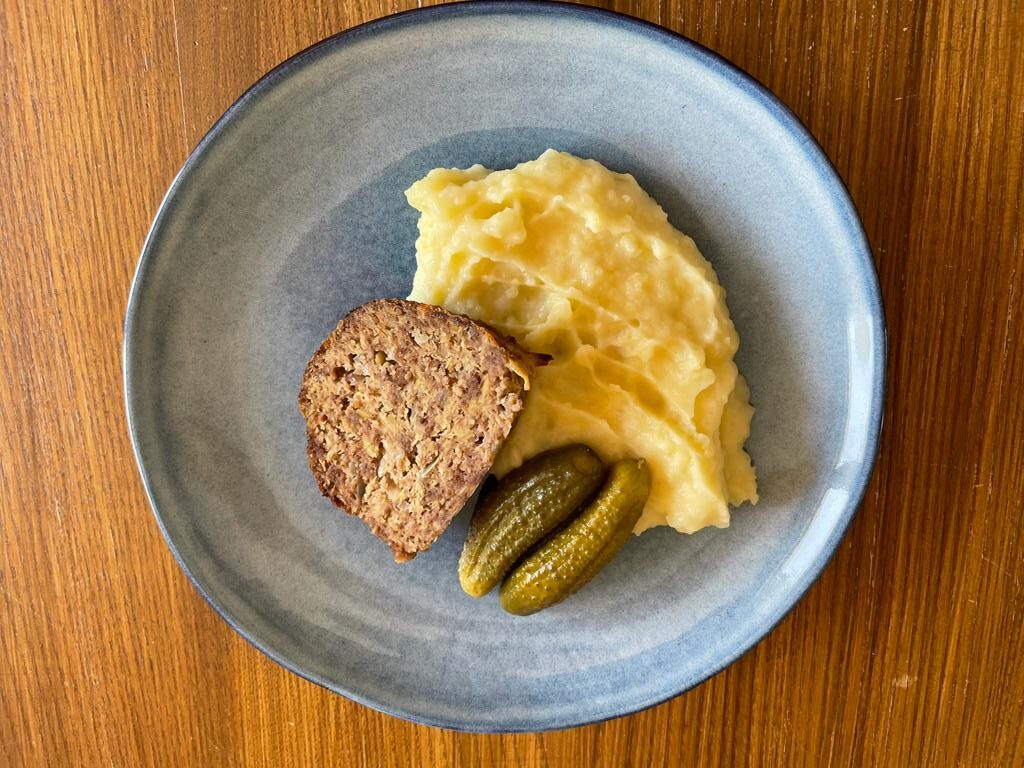 Domácí sekaná s červenou čočkou